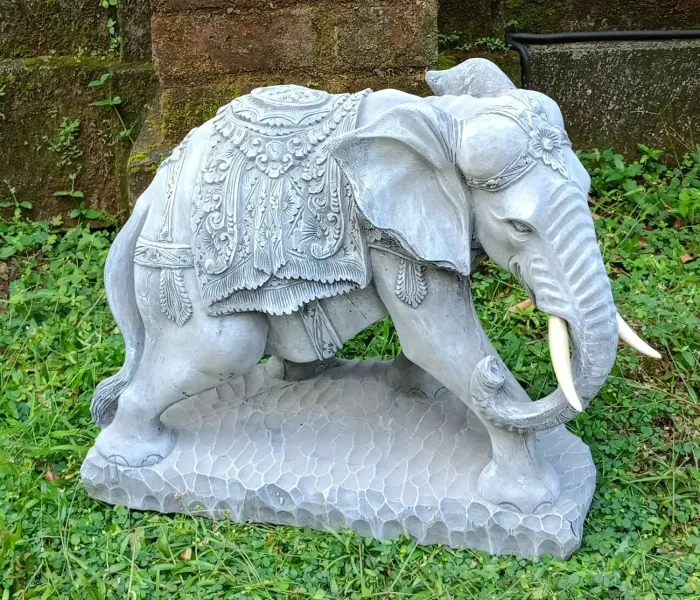 Nandi - Kleiner Elefant, nach rechts gebogen, 45cm L | Steinguss 